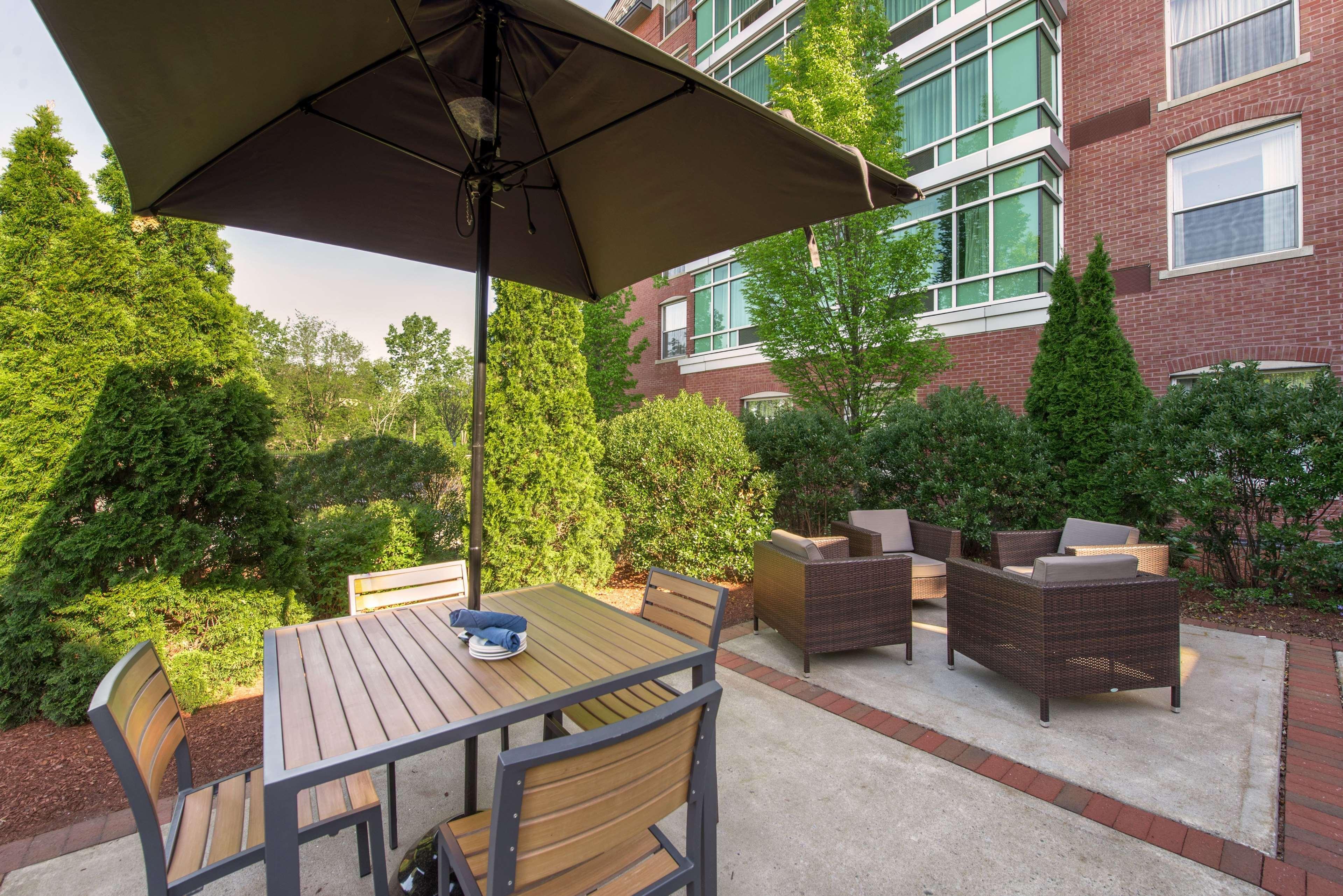 Hilton Garden Inn Manchester Downtown Exterior photo