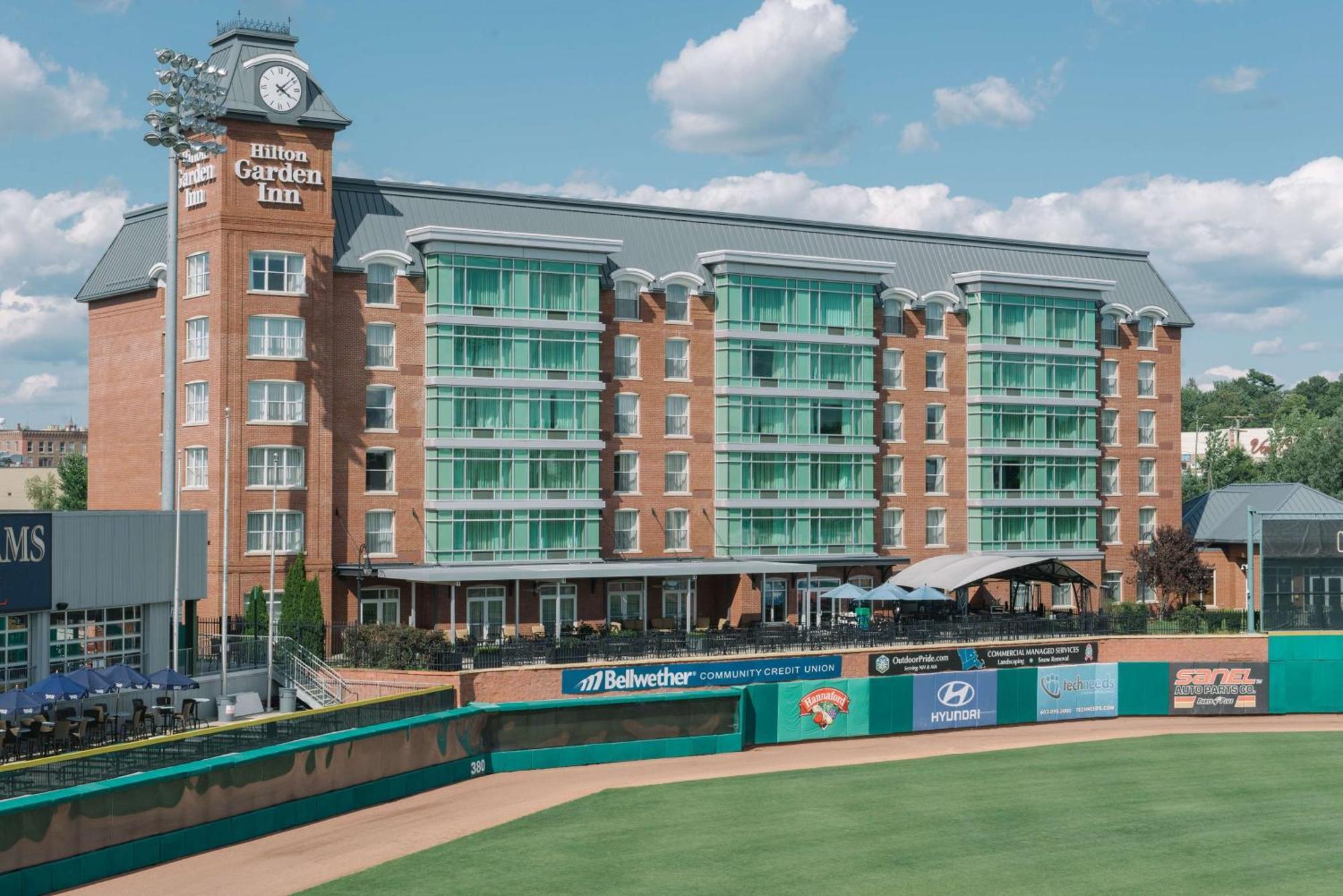 Hilton Garden Inn Manchester Downtown Exterior photo
